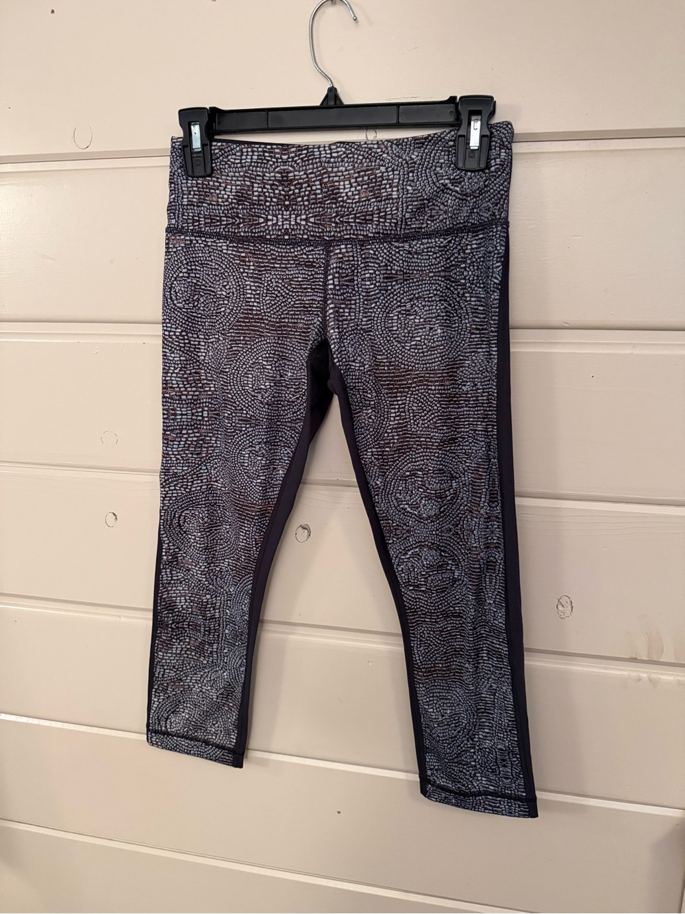 lululemon athletica Black and Gray Patterned Crop Leggings 20” inseam